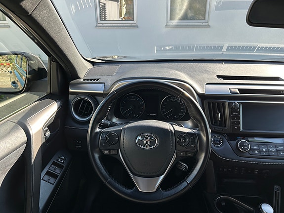 Toyota RAV4 3 of 7