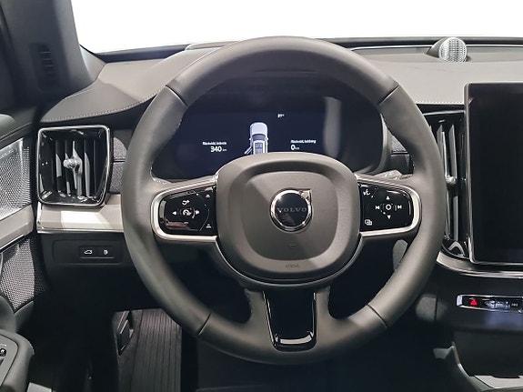 Volvo XC90 10 of 18