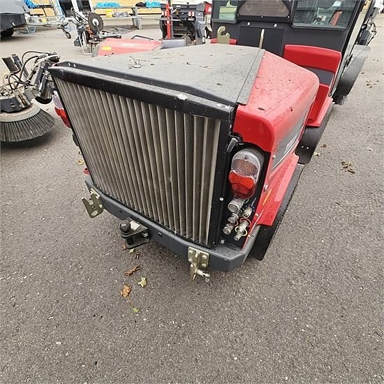 Timan 3330 T2A - med kost, v-plov og saltspreder / with broo 25 of 30