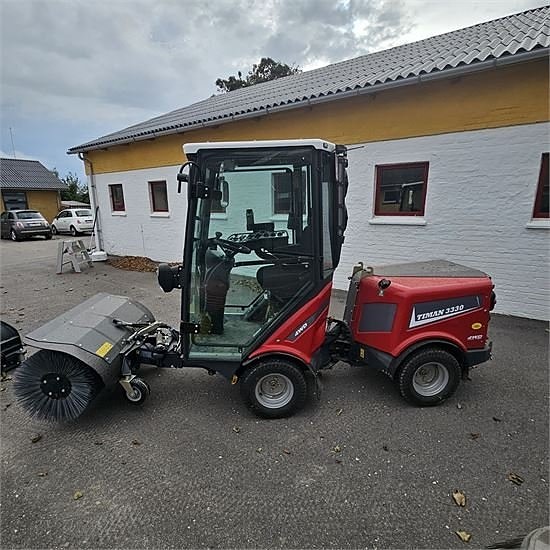 Timan 3330 T2A - med kost, v-plov og saltspreder / with broo 3 of 30