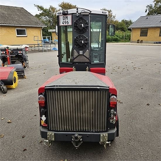 Timan 3330 T2A - med kost, v-plov og saltspreder / with broo 5 of 30