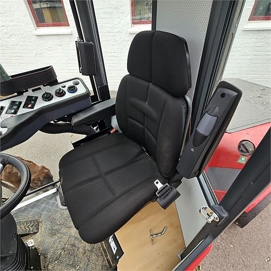 Timan 3330 T2A - med kost, v-plov og saltspreder / with broo 12 of 30