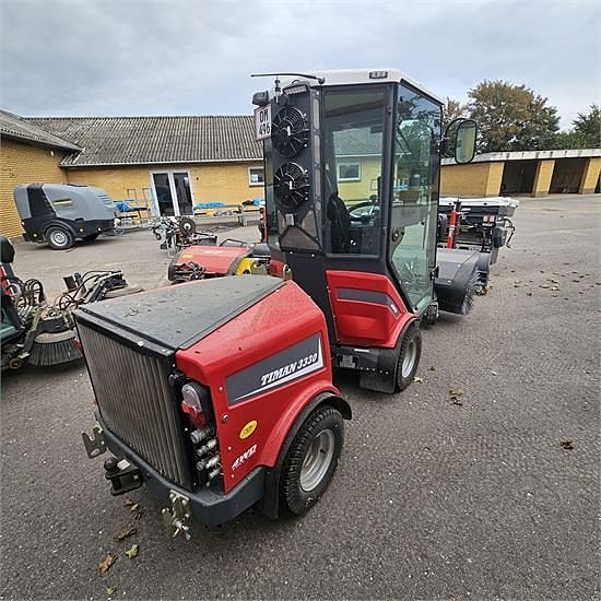 Timan 3330 T2A - med kost, v-plov og saltspreder / with broo 6 of 30