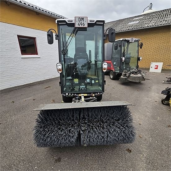 Timan 3330 T2A - med kost, v-plov og saltspreder / with broo 9 of 30