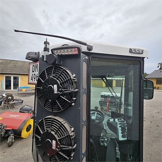 Timan 3330 T2A - med kost, v-plov og saltspreder / with broo 28 of 30