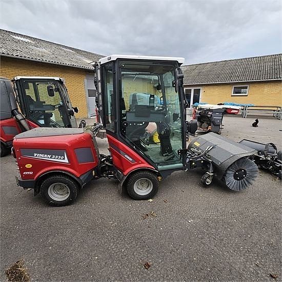 Timan 3330 T2A - med kost, v-plov og saltspreder / with broo 7 of 30