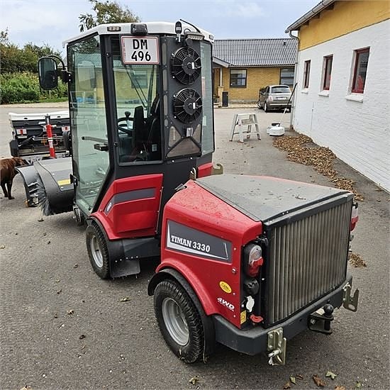 Timan 3330 T2A - med kost, v-plov og saltspreder / with broo 4 of 30
