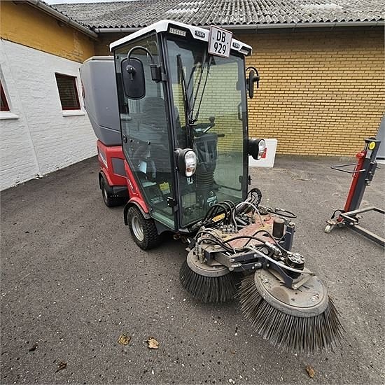 Timan 3330 T2A - feje/suge-anlæg, kost, v-plov og saltsprede 10 of 30