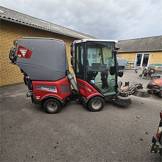 Timan 3330 T2A - feje/suge-anlæg, kost, v-plov og saltsprede 9 of 30