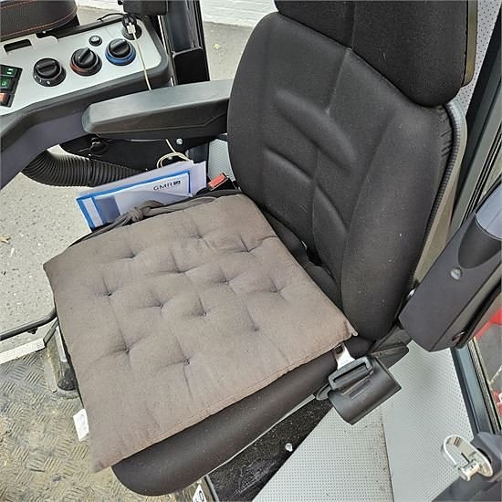 Timan 3330 T2A - feje/suge-anlæg, kost, v-plov og saltsprede 11 of 30