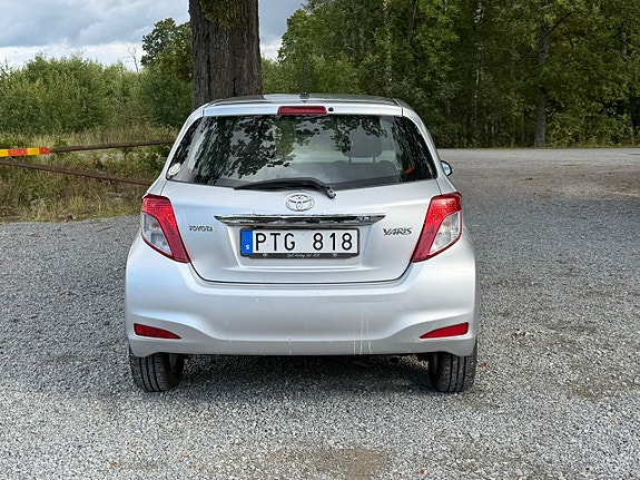 Toyota Yaris 8 of 17