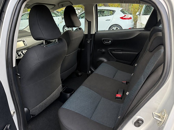 Toyota Yaris 15 of 17