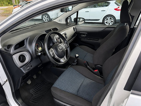 Toyota Yaris 10 of 17