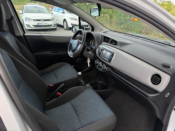 Toyota Yaris 13 of 17