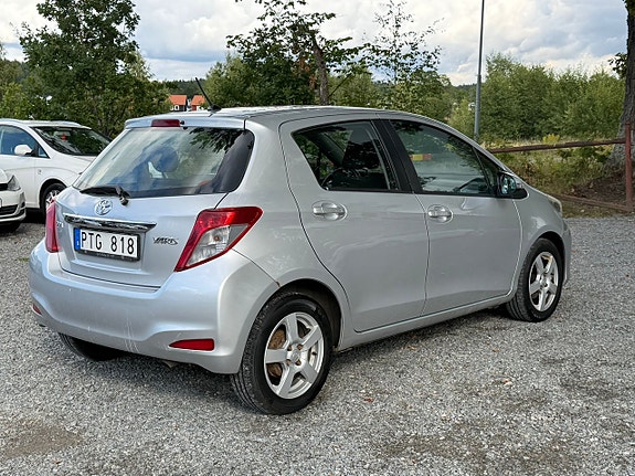 Toyota Yaris 4 of 17