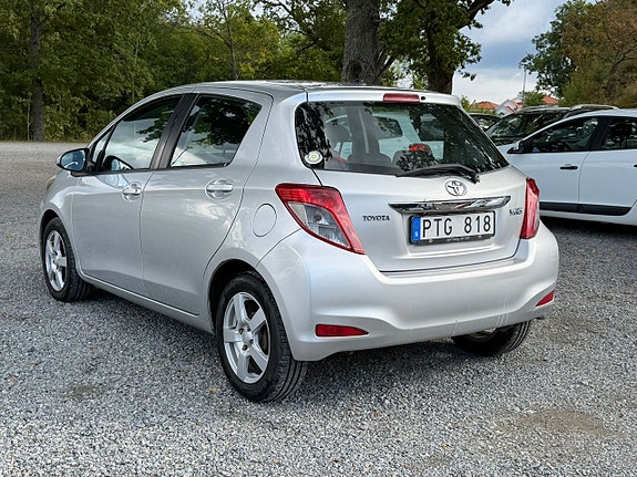 Toyota Yaris 3 of 17