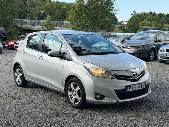 Toyota Yaris 2 of 17