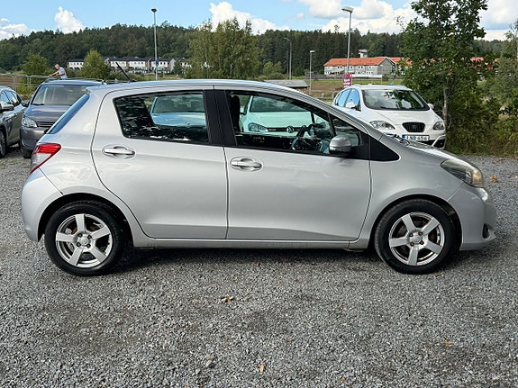 Toyota Yaris 6 of 17