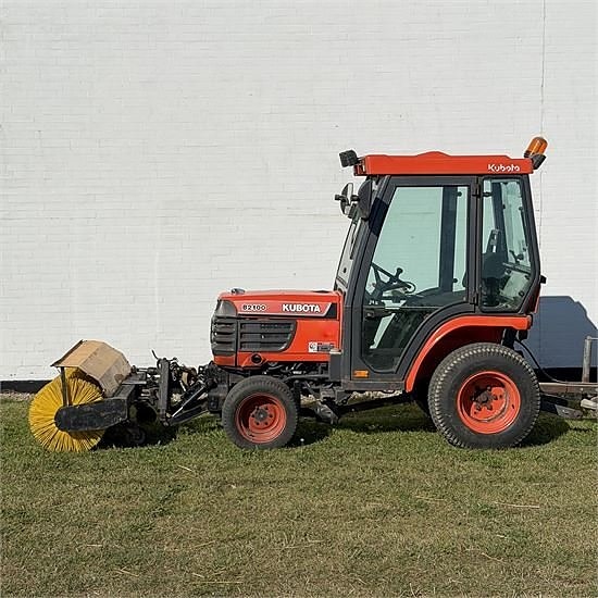Kubota B2100 - Med kost og tip trailer / with broom and tipt 2 of 30