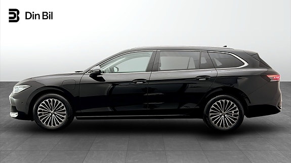 Volkswagen Passat 2 of 19