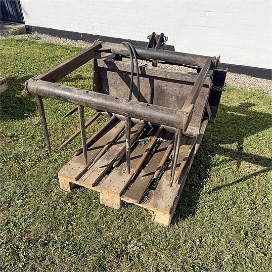 Case 1840 Tools - Pallet forks, loading bucket, earth auger 4 of 19
