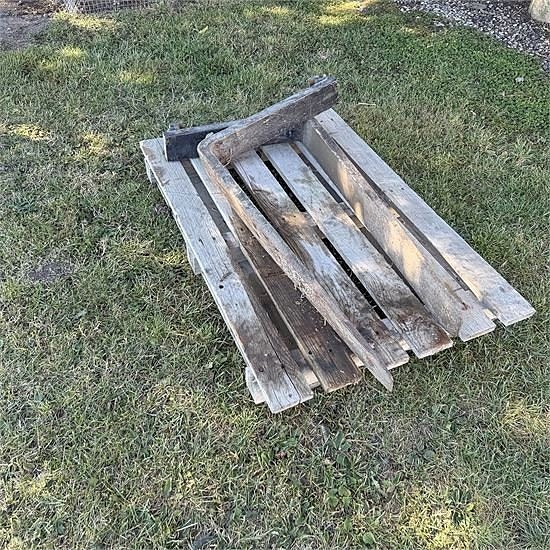 Case 1840 Tools - Pallet forks, loading bucket, earth auger 7 of 19