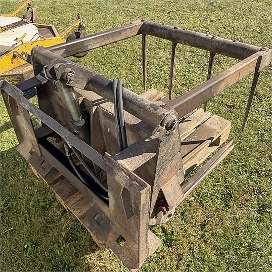 Case 1840 Tools - Pallet forks, loading bucket, earth auger 16 of 19