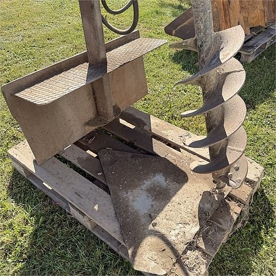 Case 1840 Tools - Pallet forks, loading bucket, earth auger 12 of 19