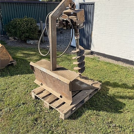 Case 1840 Tools - Pallet forks, loading bucket, earth auger 5 of 19