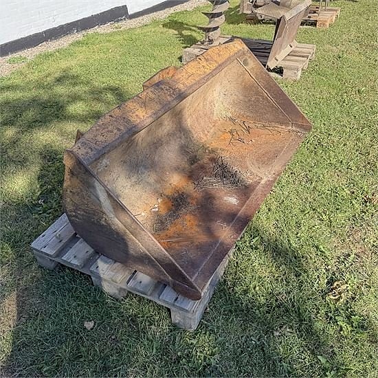 Case 1840 Tools - Pallet forks, loading bucket, earth auger 9 of 19