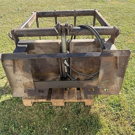 Case 1840 Tools - Pallet forks, loading bucket, earth auger 17 of 19