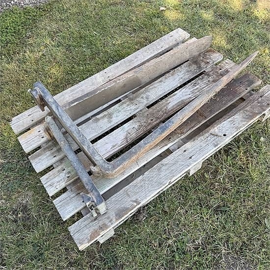 Case 1840 Tools - Pallet forks, loading bucket, earth auger 8 of 19