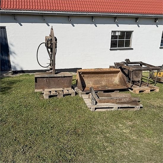 Case 1840 Tools - Pallet forks, loading bucket, earth auger 3 of 19