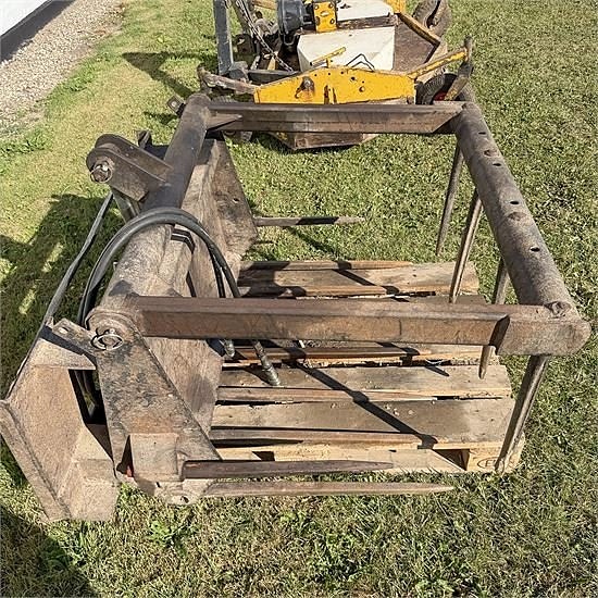 Case 1840 Tools - Pallet forks, loading bucket, earth auger 15 of 19
