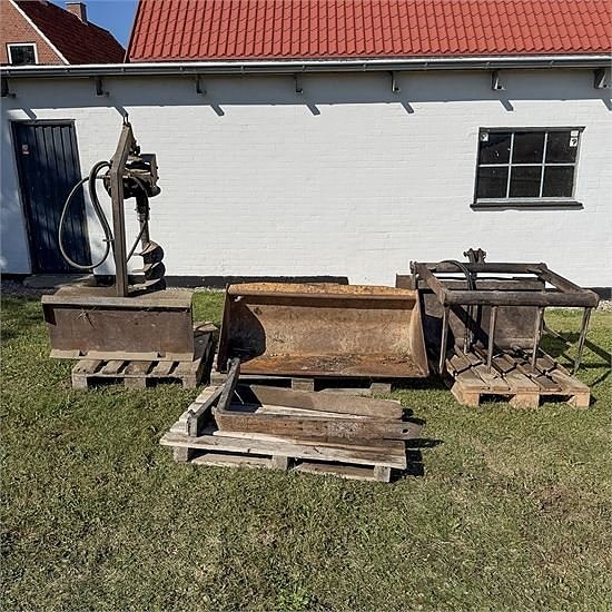 Case 1840 Tools - Pallet forks, loading bucket, earth auger 2 of 19