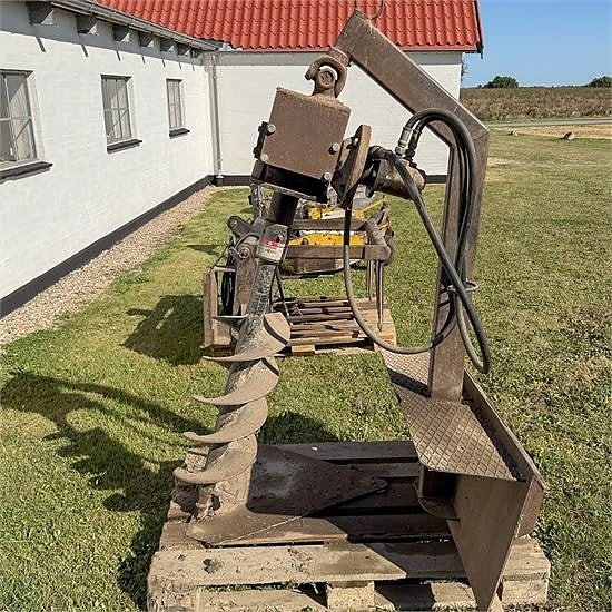 Case 1840 Tools - Pallet forks, loading bucket, earth auger 11 of 19