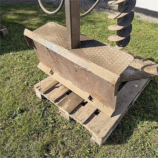 Case 1840 Tools - Pallet forks, loading bucket, earth auger 13 of 19