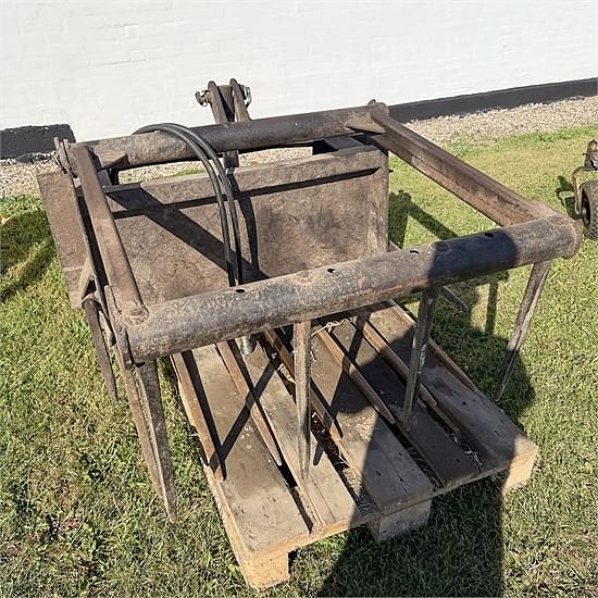 Case 1840 Tools - Pallet forks, loading bucket, earth auger 14 of 19