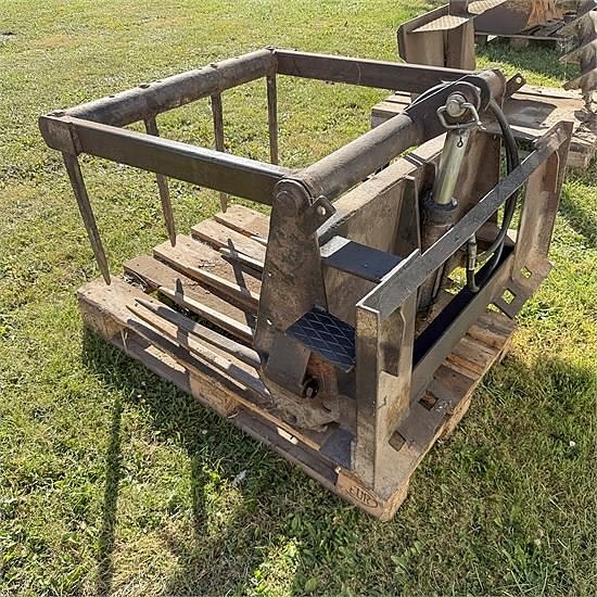 Case 1840 Tools - Pallet forks, loading bucket, earth auger 18 of 19