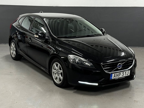 Volvo V40 2 of 22