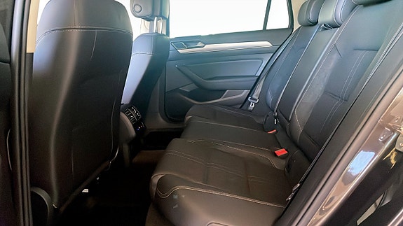 Volkswagen Passat 11 of 14