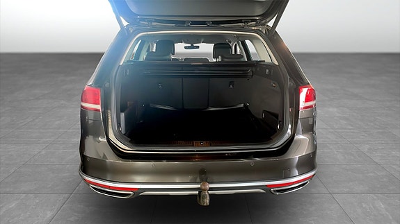 Volkswagen Passat 12 of 14