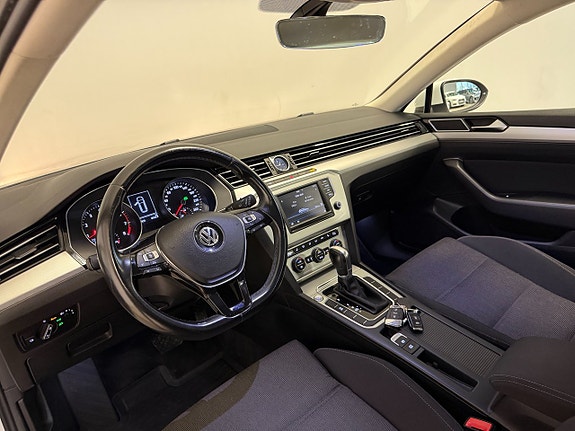 Volkswagen Passat 10 of 16
