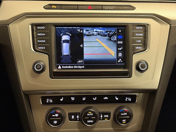 Volkswagen Passat 14 of 16