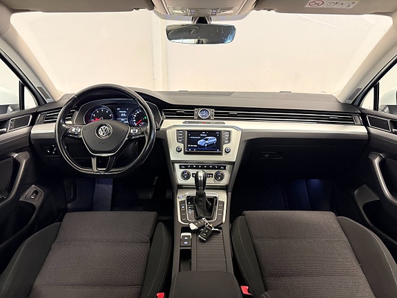 Volkswagen Passat 5 of 16