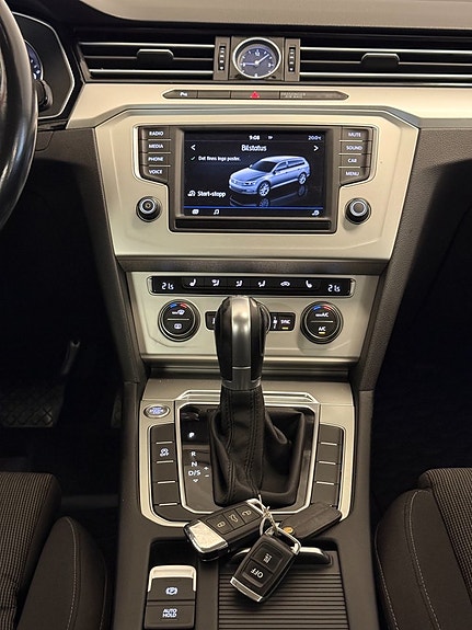 Volkswagen Passat 12 of 16