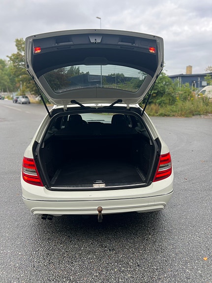Mercedes-Benz C180 3 of 6