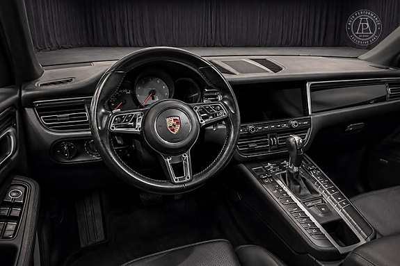 Porsche Macan S 7 of 9