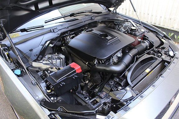 Jaguar XE 10 of 13