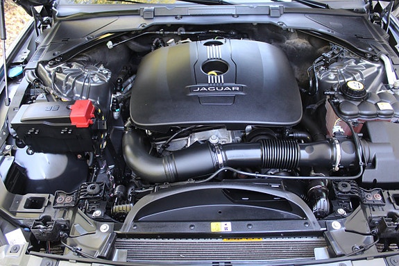 Jaguar XE 9 of 13